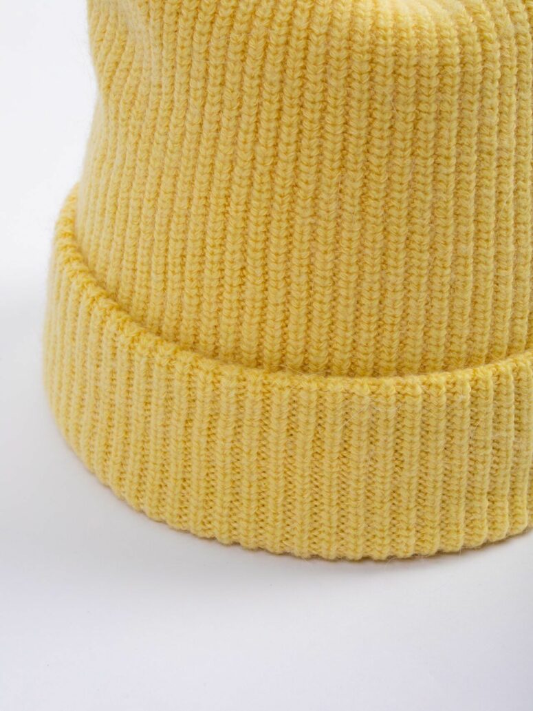 Gelbe Beanie-Mütze