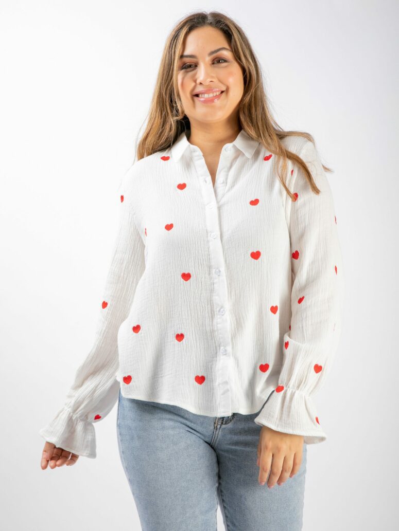 Weiße Musselin-Bluse mit roter Herzchen-Stickerei