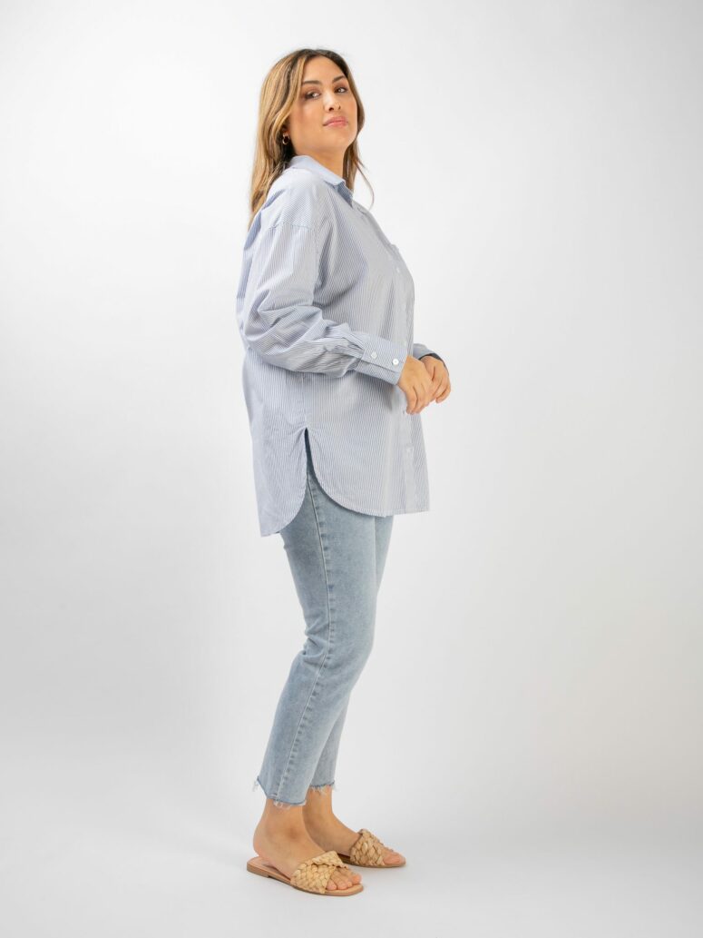 Lässiger Summer Look aus blau-weiß gestreifter Bluse, Jeans und Sandalen