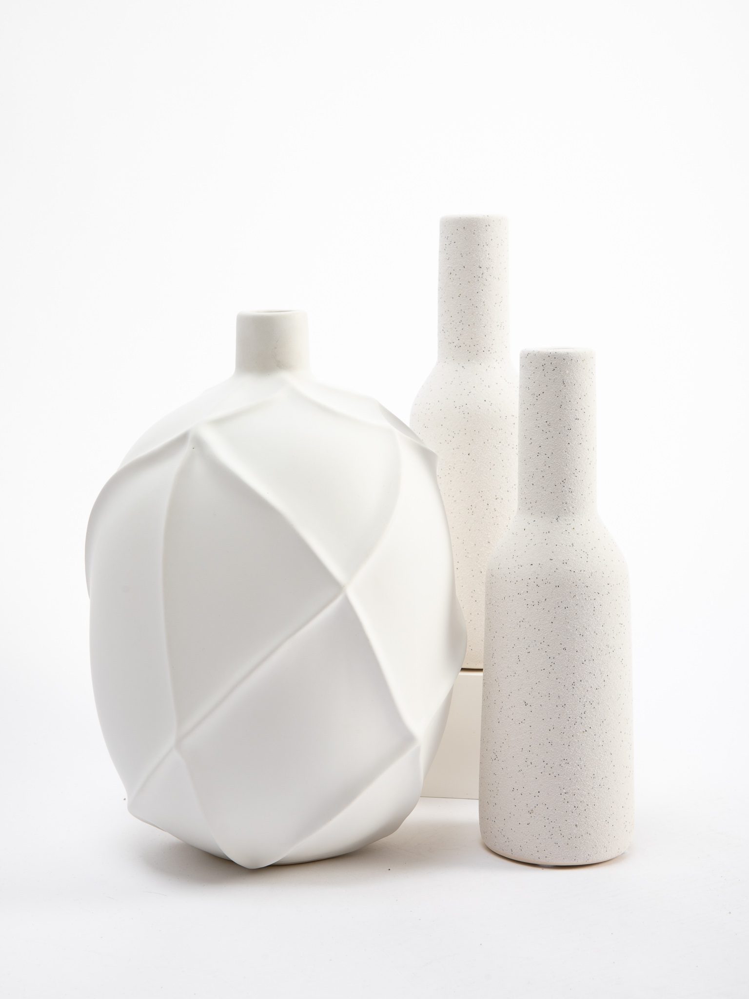 Weiße Vasen und Kerzenhalter für ein stylisches Zuhause