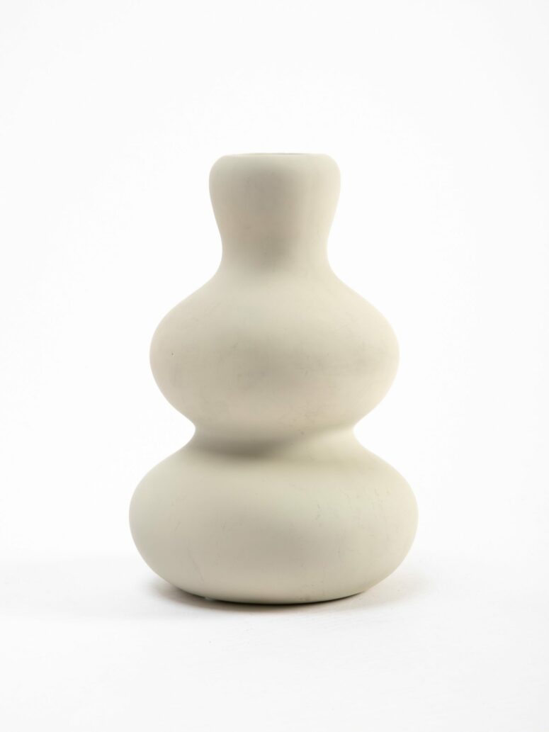 Kugelförmige Vase in mattem Grau-Weiß