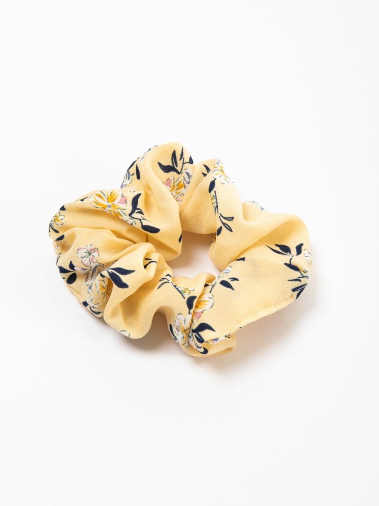 Gelbes Scrunchy mit floralem Print
